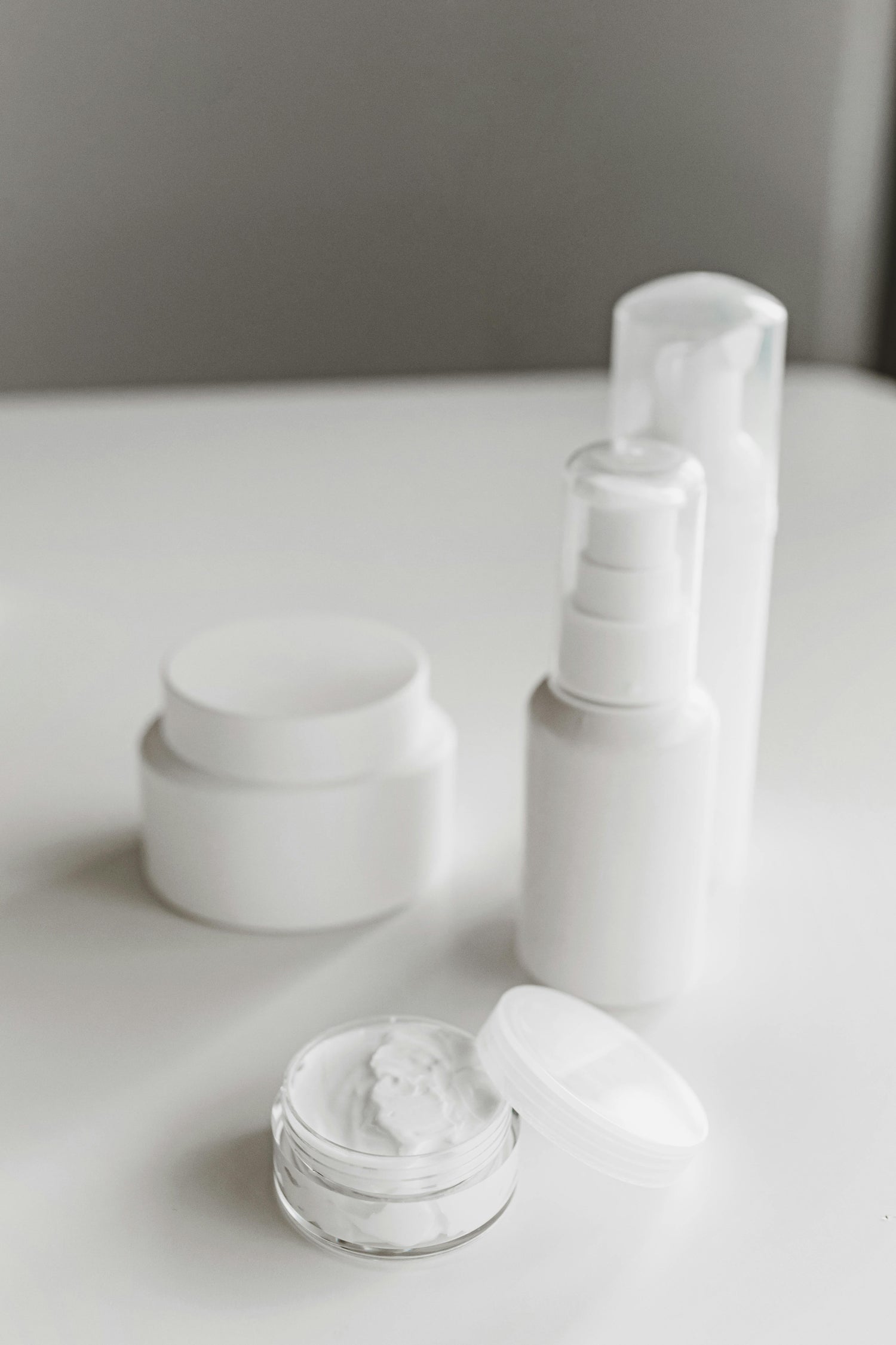 Frascos de cosmética dermatológica en presentación minimalista, símbolo del rigor formulativo de la dermocosmética